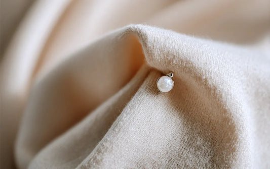 Stone of the Month – Opal (Oct 2025): Meaning, Care, 3 Rituals, 3 Outfit Pairings, 3 Gift Occasions - Y.S Alley